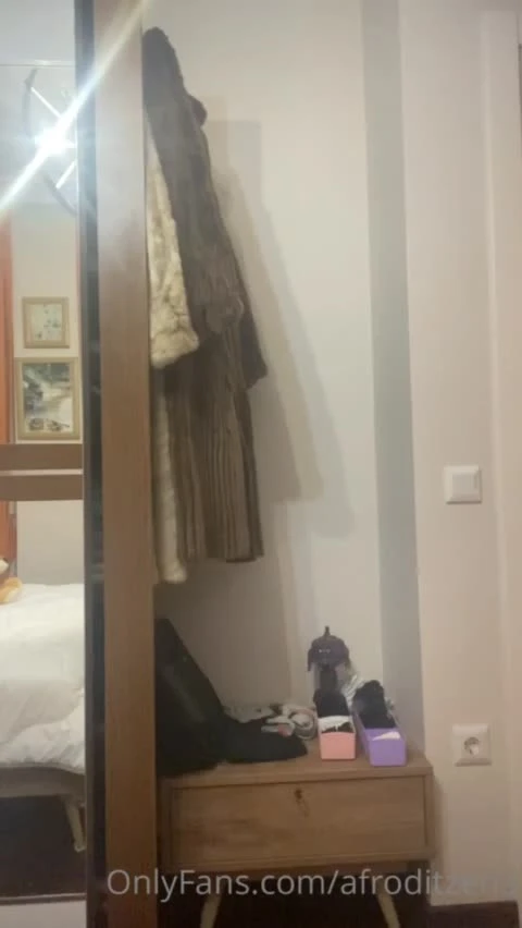Afrodit Zena siyah seksi iç çamaşırıyla video çekiyor