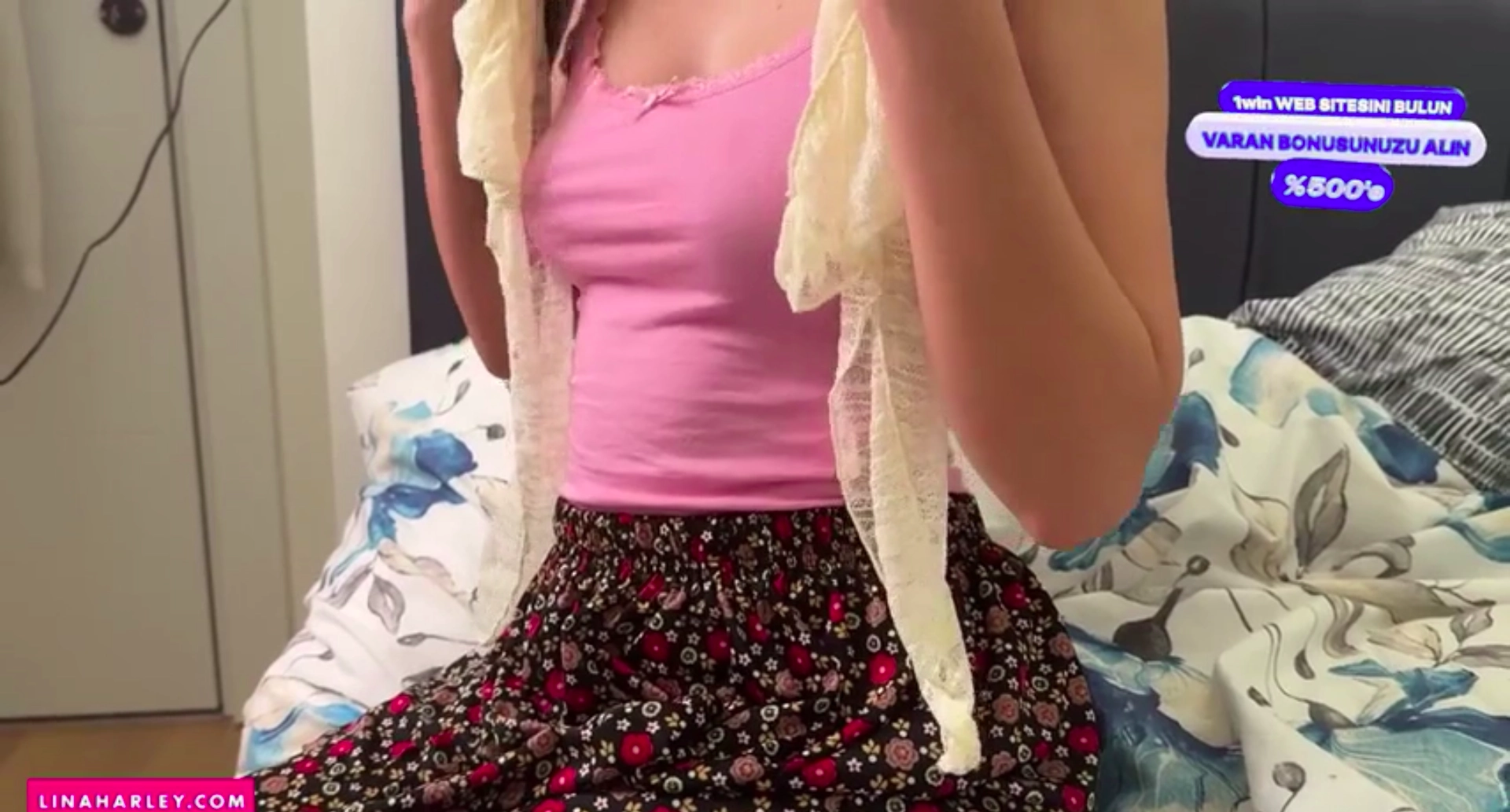 Annemin köyden bulduğu şalvarlı helal süt emmiş kız - Lina Harley konulu Türk porno
