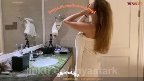 Anya Stark duştan sonra havluyu açıyor