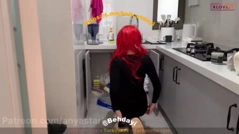 Anya Stark mutfakta tezgah altını düzeltirken frikik veriyor