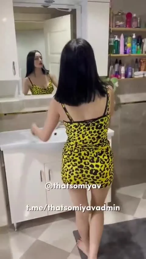 Banyoda sıkışan komşusuna acımıyor 🔥