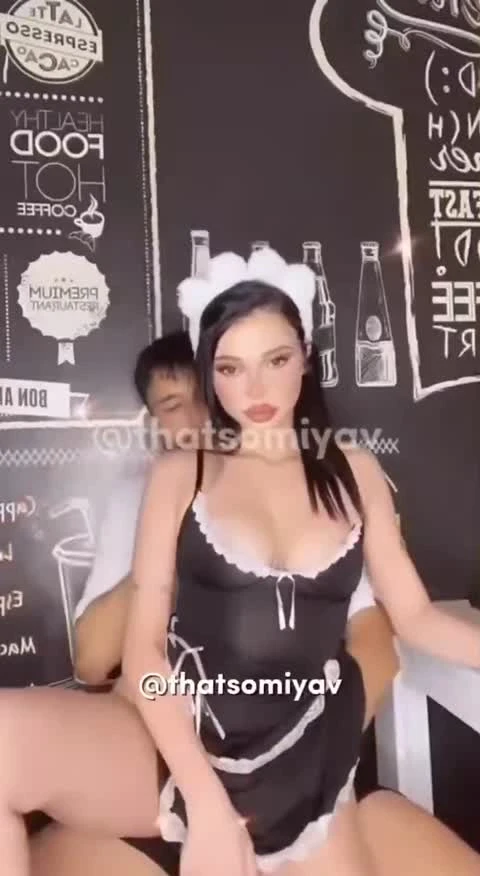 Cerhawk hizmetçi kostümü ile sikiliyor