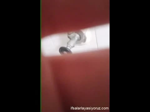 Duş hazırlığı yapıp manitasına attı