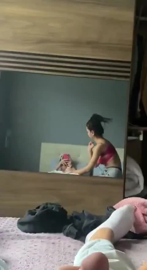Genç kız sakso çekip aynadan kendisini izliyor
