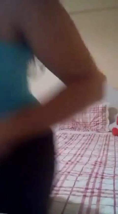 Genç kız yatakta çırılçıplak kaldı