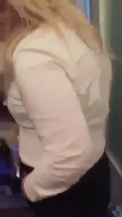 Sarışın MİLF karısını erkeklere sikitiriyor