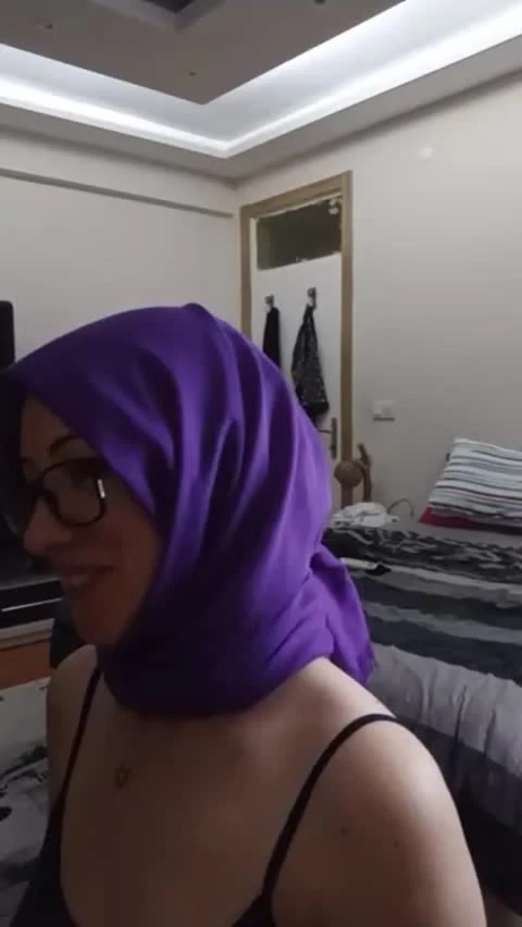 Türbanlı Canan Yenge gözlüklerine boşalttı