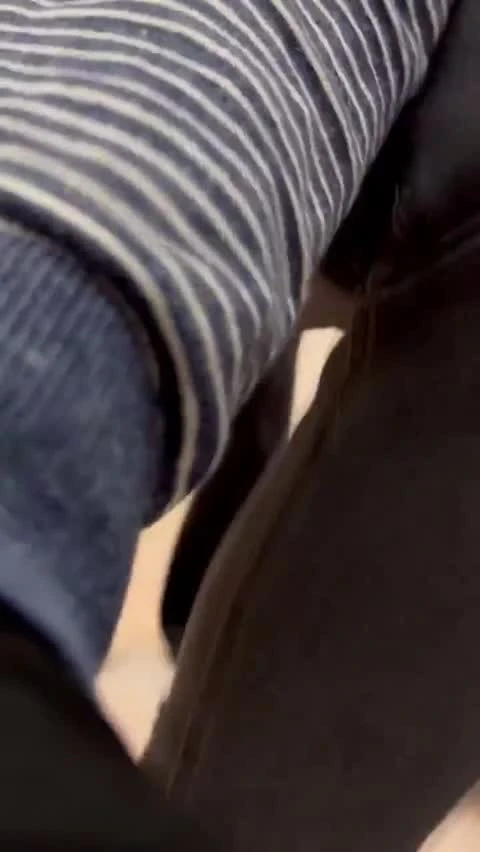 Türbanlı kıza ayak üstü çakıyor