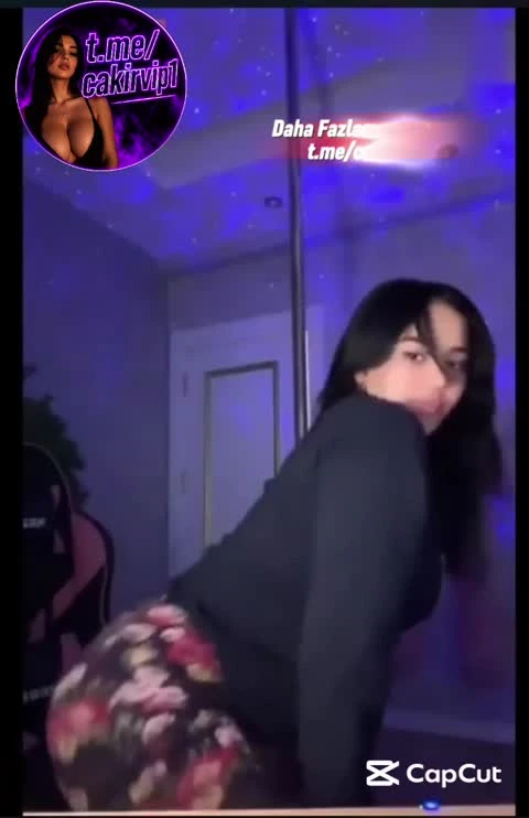 Yayında sandalye ve direk şov yapıyor