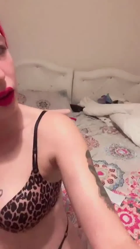 Kardelexuwu - Pembe saçlı hatun makineli dildosu ile yayında şov yapıyor