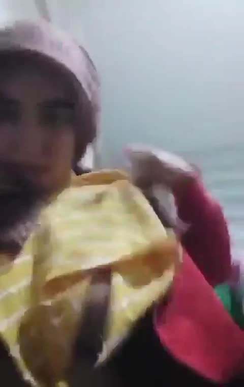 Köylü türbanlı memelerini açıyor
