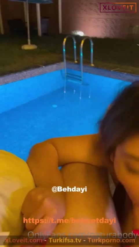 Merve Damla havuz başında saksoya yattı