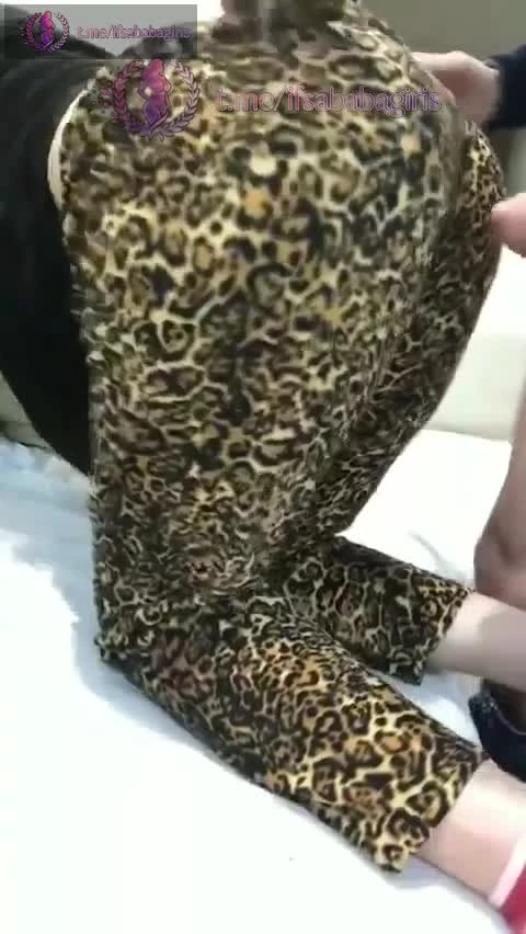 Önce soyuyor sonra bir güzel sikiyor