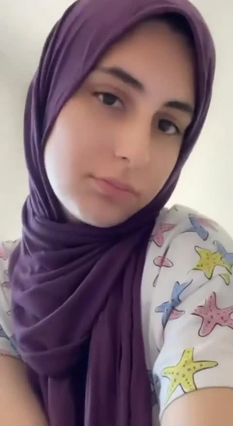 Türbanlı yatakta popusunu gösteriyor