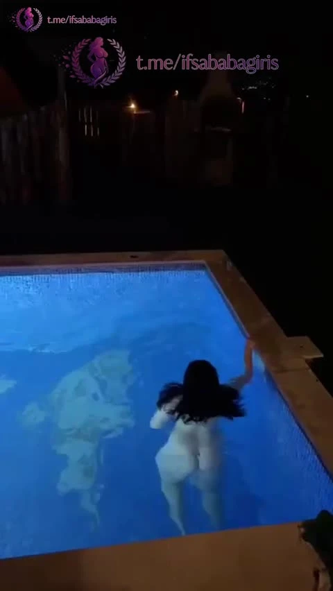 Zenginin evinde havuza giren çıplak hatun